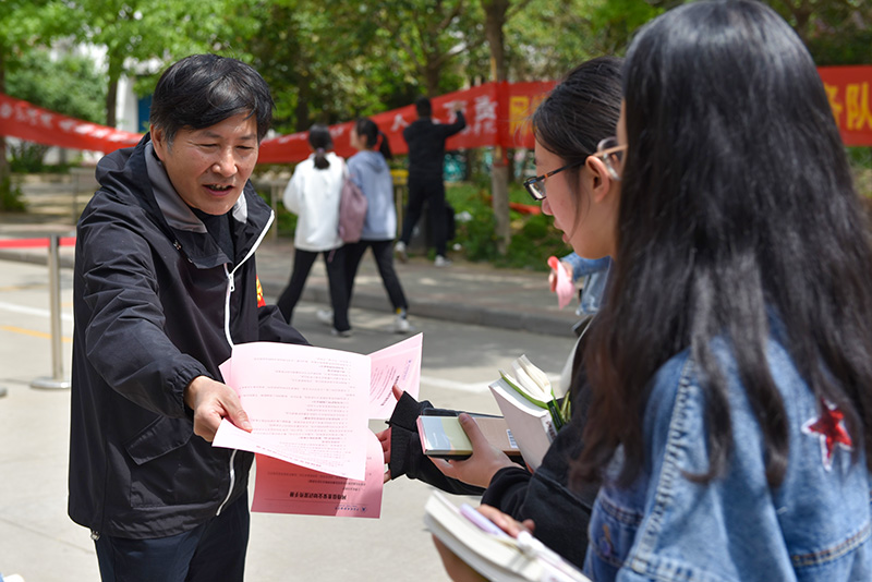 志愿者发放宣传资料 yl23411永利官网