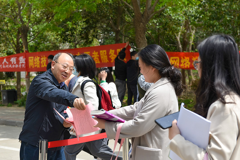 志愿者发放宣传资料 yl23411永利官网