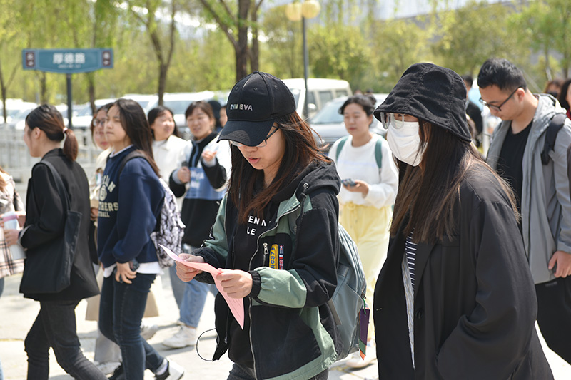 学生认真阅读网络安全知识宣传资料 yl23411永利官网